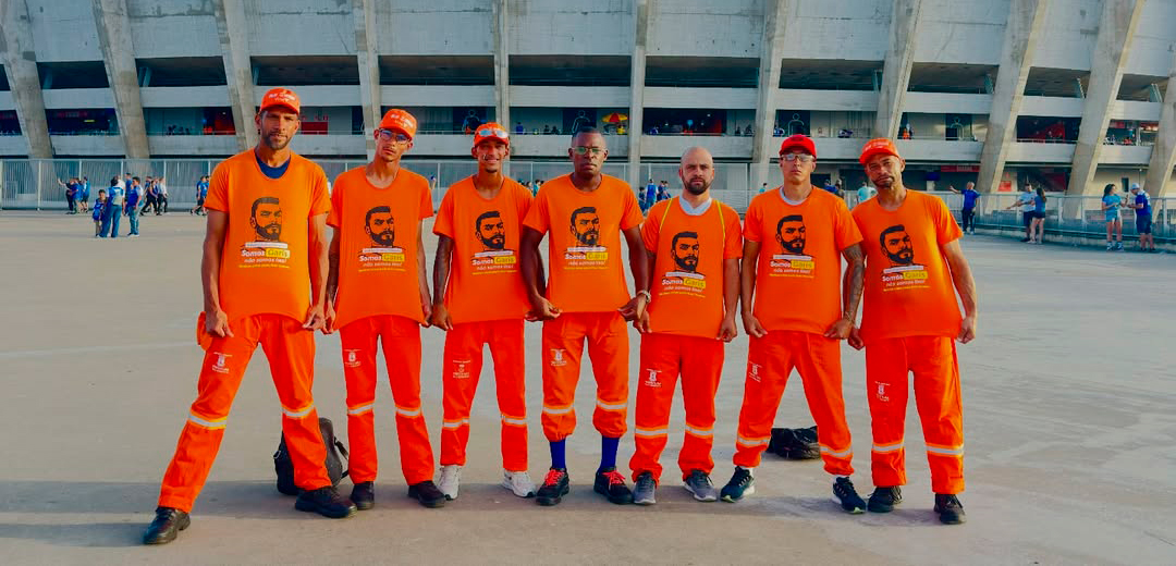 Grupo de garis durante atividade da Casa do Gari